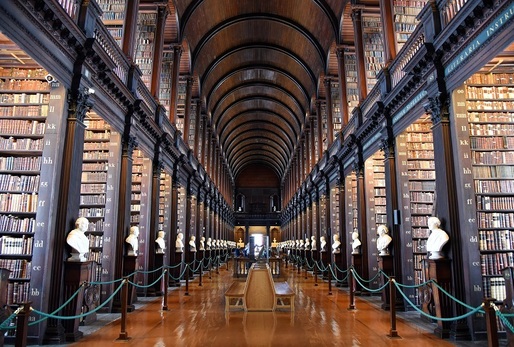 Římané jako první začali zakládat skutečně veřejné knihovny.