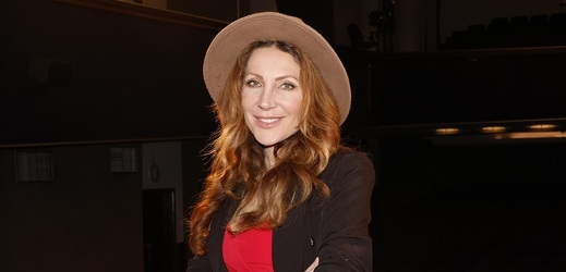 Čerstvá dvojnásobná maminka Olga Lounová oslaví 7. března polokulaté 45. narozeniny. Ačkoli je nyní úspěšnou zpěvačkou, její původní plán budoucího povolání byl dost odlišný než vystupování na pódiích. Po maturitě na gymnáziu se totiž pustila do studia pedagogické fakulty v Liberci a až poté pokračovala na Konzervatoři Jaroslava Ježka. Učitelskému řemeslu se však nevěnovala. Vždy chtěla být ve světle reflektorů, a proto se soustředila na herectví, moderování a zpěv. Mimoto je také úspěšnou jezdkyní rallye. Loni se dokonce účastnila prestižního Dakaru, když se stala navigátorkou české Tatry s logem TV BARRANDOV.