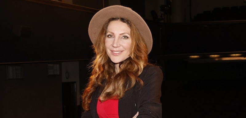 Čerstvá dvojnásobná maminka Olga Lounová oslaví 7. března polokulaté 45. narozeniny. Ačkoli je nyní úspěšnou zpěvačkou, její původní plán budoucího povolání byl dost odlišný než vystupování na pódiích. Po maturitě na gymnáziu se totiž pustila do studia pedagogické fakulty v Liberci a až poté pokračovala na Konzervatoři Jaroslava Ježka. Učitelskému řemeslu se však nevěnovala. Vždy chtěla být ve světle reflektorů, a proto se soustředila na herectví, moderování a zpěv. Mimoto je také úspěšnou jezdkyní rallye. Loni se dokonce účastnila prestižního Dakaru, když se stala navigátorkou české Tatry s logem TV BARRANDOV.