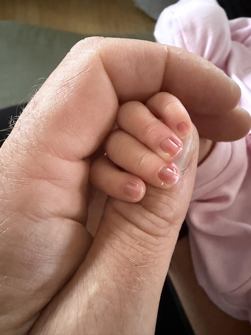 Hrdý otec ukázal fanouškům zatím jen ručičku své dcery. 