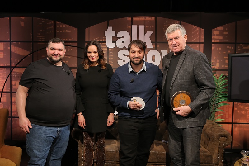 Tomáš Magnusek zve do své barrandovské talkshow hosty z rozmanitých oblastí. 