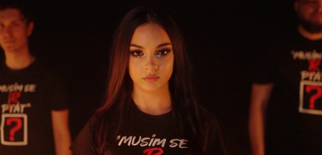 Kovářová a Highland vydávají videoklip. Na co v něm poukazují?