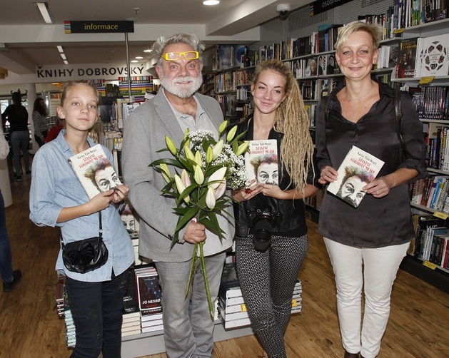 S exmanželkou a dcerami na křtu Upírovy knihy Šťastné hororové mládí.