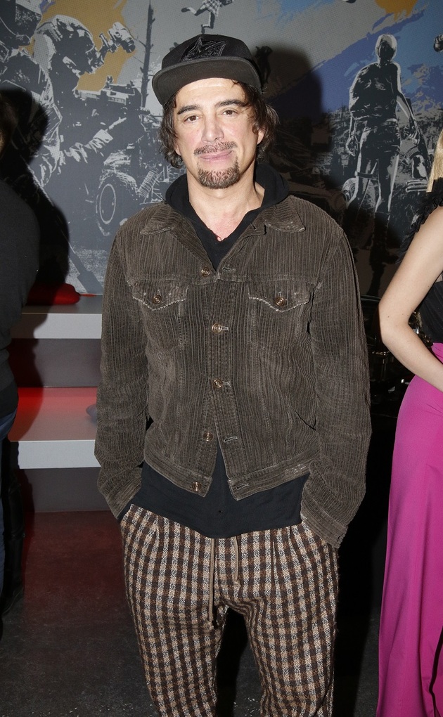 Pár bouraček má na svém kontě i zpěvák a producent Sagvan Tofi. Zmiňme tu z roku 2012, která se mu stala za volantem vozu Chrysler. Kamarád do deště pouštěl v pražském Bohdalci chodce na přechodu. Když si myslel, že už všichni přešli, rozjel se. Bohužel byl na silnici ještě jeden muž, do něhož Tofi vrazil. "Okamžitě jsem zastavil a běžel se podívat, zda je v pořádku. Byl. Normálně jsme spolu komunikovali, hned jsem se mu omluvil. Shodou okolností v tu chvíli jela kolem záchranka, tak hned zastavila. Doktoři na místě pána vyšetřili, ale pro jistotu ho odvezli na vyšetření do nemocnice," řekl Sagvan Blesku.