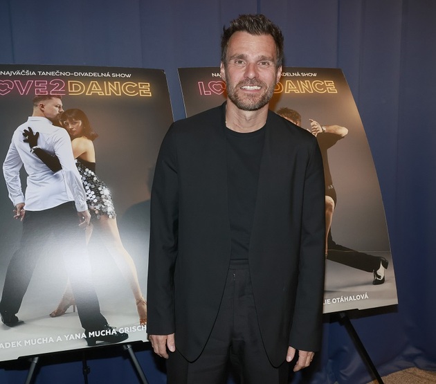 Nehoda moderátora Leoše Mareše, ke které došlo 24. července 2004, se stala legendární. Nedaleko Českých Budějovic nezvládl v zatáčce řízení svého rychlého vozu Ferrari, dostal smyk a skončil v příkopu. Místu nehody u obce Borek se pak začalo říkat Marešova zatáčka. Už v květnu téhož roku ale Mareš boural ve voze Audi TT a v prosinci v tom samém voze srazil motorkáře. Za jeho zranění dostal podmínku a zákaz řízení.