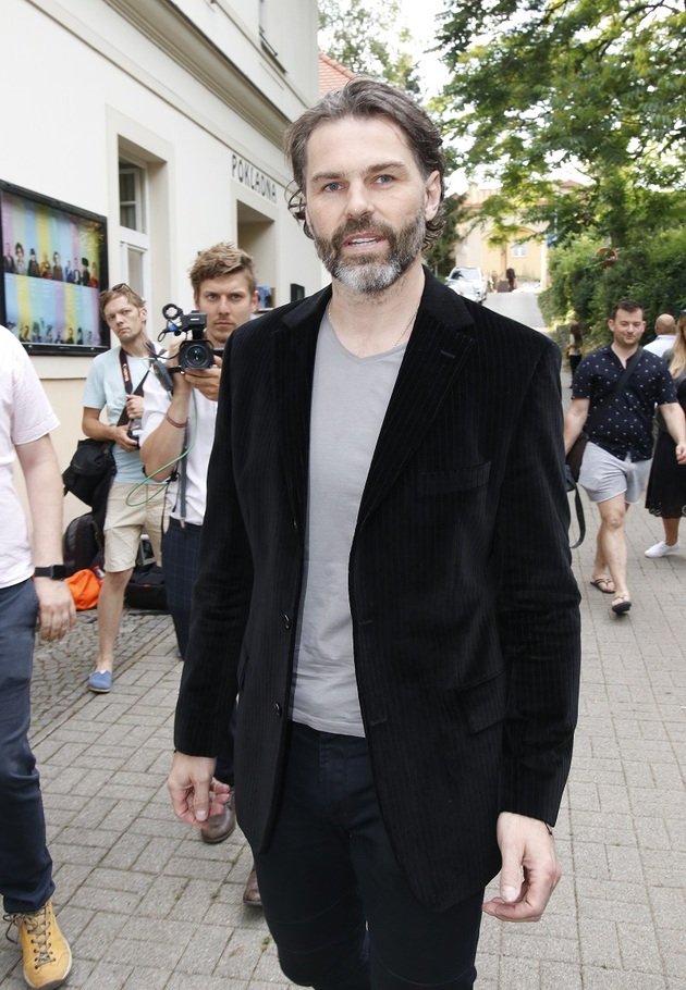 Jaromír Jágr měl před čtyřmi lety v Praze nehodu. Střetl se s tramvají, které si všiml až na poslední chvíli. Sám přiznal, že to byla jeho vina. Ačkoli nehoda vypadala hrozivě, naštěstí se nikomu nic nestalo a sportovec si alespoň otestoval, že je jeho elektrovozidlo bezpečnější, než si myslel. Byl ošetřen záchranáři, ale vyvázl bez zranění. Dopravní podnik tehdy vyčíslil škodu na cca 400 tisíc korun.