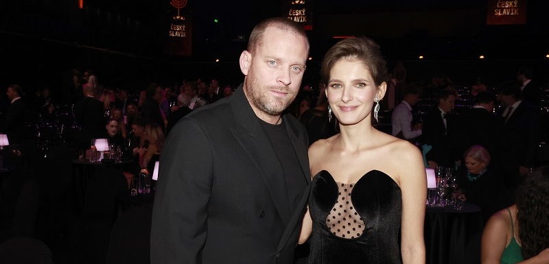 Jakub Prachař a Sara Sandeva jsou snoubenci.