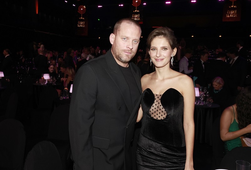 Jakub Prachař a Sara Sandeva jsou snoubenci.