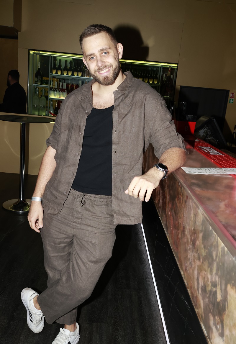 Vincent Navrátil se narodil 9. dubna v roce 1997 do umělecké rodiny. Jeho matkou je populární herečka Veronika Žilková, v jejíchž stopách se vydal. Svůj herecký debut si odbyl již ve třech letech v surrealistickém filmu Otesánek, kde hlavní roli ztvárnila právě jeho matka. Vincent vystudoval Pražskou konzervatoř a během své kariéry se objevil v mnoha televizních, filmových i divadelních projektech. Mezi jeho nejznámější role patří účinkování v seriálech Svätý Max, Vyprávěj, Ulice, Cesty domů nebo Jedna rodina. Z filmů si zahrál například v titulech Jan Palach, Veterán či v komediální sérii Kameňák. Mimo herectví se věnuje i režii a tvorbě scénářů. Aktuálně ho můžete vídat na obrazovkách TV BARRANDOV v pořadu Vím, že nic nevím, jehož je autorem. Pomáhá také studentům. Společně s kamarády prostřednictvím jejich představení přibližuje mládeži literární díla, a některým tak výrazně pomáhá s přípravou na maturitu.