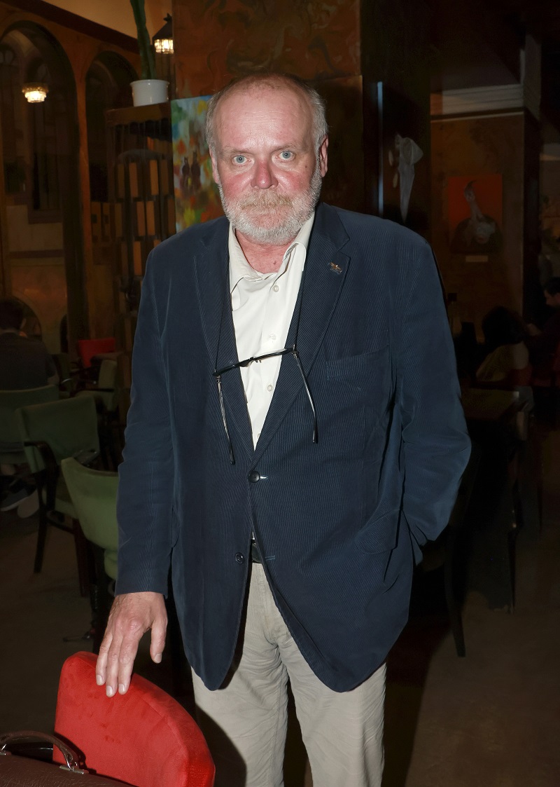 Herce Igora Bareše, který bude mít 15. dubna 60 let, trápí pro změnu už přes dvacet let nevyléčitelná Crohnova choroba, o které veřejně mluví, aby přispěl k osvětě. Mezi symptomy tohoto autoimunitního střevního onemocnění patří bolesti břicha, únava, průjmy, vyrážka, záněty kloubů a podobně. Choroba tedy zasahuje nejen trávicí trakt, ale celé tělo. Bareš upravil životosprávu a podstoupil operaci tenkého střeva a biologickou léčbu. Naučil se s tím žít i pracovat. Na obrazovkách je vidět častěji než na titulních stranách bulvárních časopisů. O to více pozornosti se upírá k počtu rolí, které ztvárnil. Má široký záběr a vedle klasického herectví v divadle a před kamerou se věnuje také dabingu. Zazářil například ve filmech Vlny, Šarlatán, Bastardi nebo Výlet a diváci si ho kdysi oblíbili i v seriálu Pojišťovna štěstí, kde ztvárnil smolaře Harryho. Příznivci chataření si jistě nenechali ujít obě řady seriálu Osada, v němž hrál Petra Južana. Přestože má Bareš pracovní plány až do roku 2028, přiznal, že kdyby neměl malé děti, uvažoval by o předčasném důchodu a zvolnění šíleného pracovního tempa.