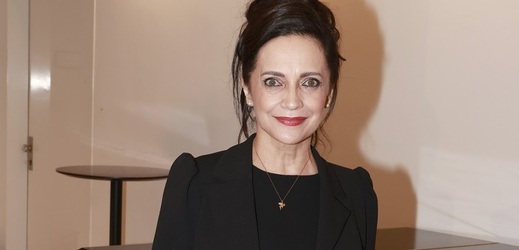 Jedenadvacet Zlatých slavíků, stovky koncertů a tolik lásky, jíž dokáže "holka z Otvovic" naplnit sál až po strop. Na začátku kariéry byla Lucie Bílá ztřeštěnou dračicí, která se s přibývajícím věkem změnila v krásnou dámu. Make-up má vždy špičkový, ale kouzlo jejího mládí se ukrývá v její duši. Jsou tam sny, elán i vděčnost. Dne 7. dubna jí bude šedesát, ale tohle číslo jako by k ní vůbec nepatřilo. Lucie je přímo korouhevnicí žen s mladšími partnery. Její o sedmnáct let mladší Radek Filipi je chlap jaksepatří, vysloužil si přezdívku "testosteronový anděl" a zpěvačka se s ním nikdy netajila. Loni oslavili desáté výročí vztahu a seznámili se docela kuriózně. Po obnovené premiéře muzikálu Carmen Lucie Bílá couvala před davem fanoušků a schovala se za největšího chlapa v místnosti. Lidem řekla, ať ji s jejím klukem nechají o samotě. Radek bez váhání vzal Lucii kolem ramen a představil ji mamince – a bylo to! Ačkoli jim to ve vztahu bezvadně klape, do svatebních šatů se Bílé pořád nechce.