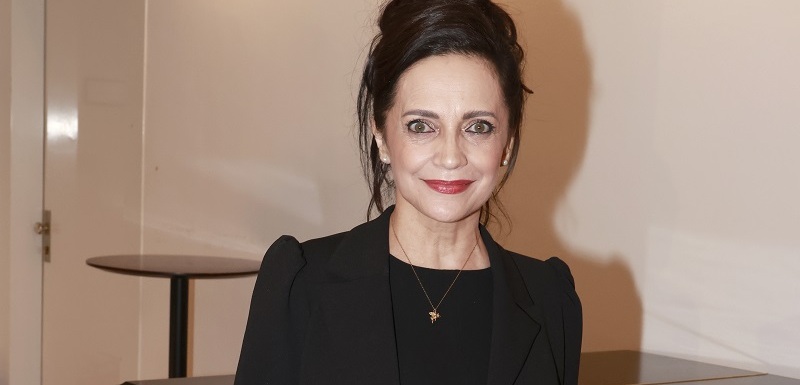 Jedenadvacet Zlatých slavíků, stovky koncertů a tolik lásky, jíž dokáže "holka z Otvovic" naplnit sál až po strop. Na začátku kariéry byla Lucie Bílá ztřeštěnou dračicí, která se s přibývajícím věkem změnila v krásnou dámu. Make-up má vždy špičkový, ale kouzlo jejího mládí se ukrývá v její duši. Jsou tam sny, elán i vděčnost. Dne 7. dubna jí bude šedesát, ale tohle číslo jako by k ní vůbec nepatřilo. Lucie je přímo korouhevnicí žen s mladšími partnery. Její o sedmnáct let mladší Radek Filipi je chlap jaksepatří, vysloužil si přezdívku "testosteronový anděl" a zpěvačka se s ním nikdy netajila. Loni oslavili desáté výročí vztahu a seznámili se docela kuriózně. Po obnovené premiéře muzikálu Carmen Lucie Bílá couvala před davem fanoušků a schovala se za největšího chlapa v místnosti. Lidem řekla, ať ji s jejím klukem nechají o samotě. Radek bez váhání vzal Lucii kolem ramen a představil ji mamince – a bylo to! Ačkoli jim to ve vztahu bezvadně klape, do svatebních šatů se Bílé pořád nechce.