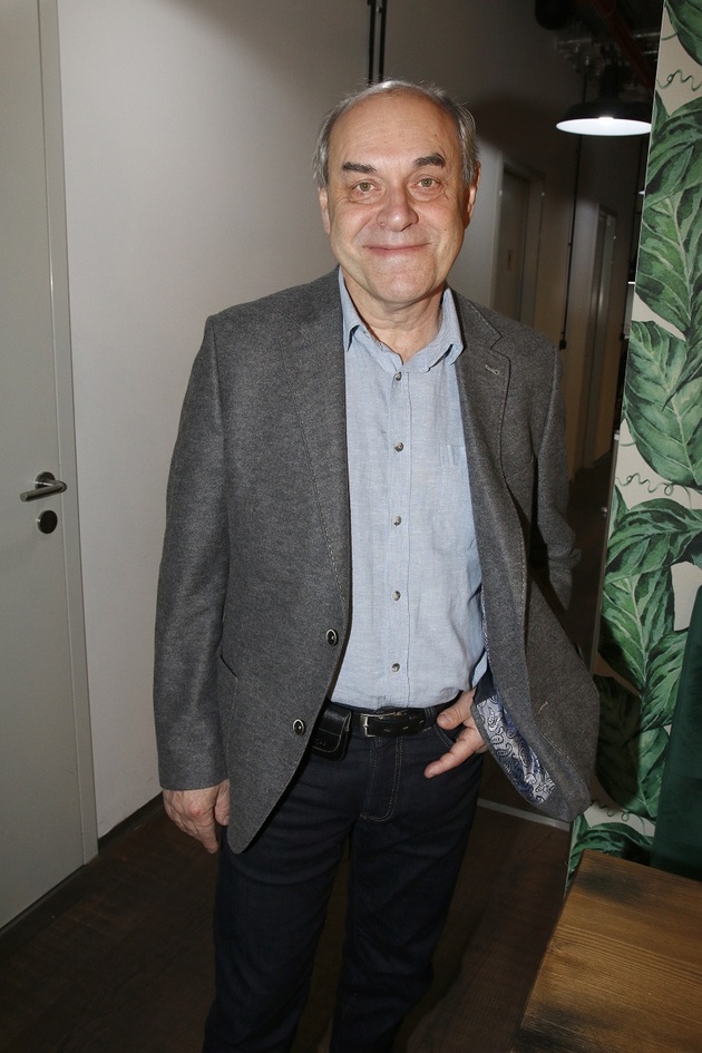 Cesta k herectví mu nebyla zpočátku nakloněna – na příslušnou školu byl přijat až na čtvrtý pokus. Mezitím Miroslav Táborský úspěšně dokončil pedagogickou fakultu se zaměřením na fyziku a základy techniky. Učitelství však nikdy nevykonával v praxi; šlo mu spíše o způsob, jak se vyhnout povinné dvouleté vojenské službě. Po absolvování DAMU nastoupil do divadla v Kladně a od té chvíle se herectví stalo jeho celoživotním posláním.