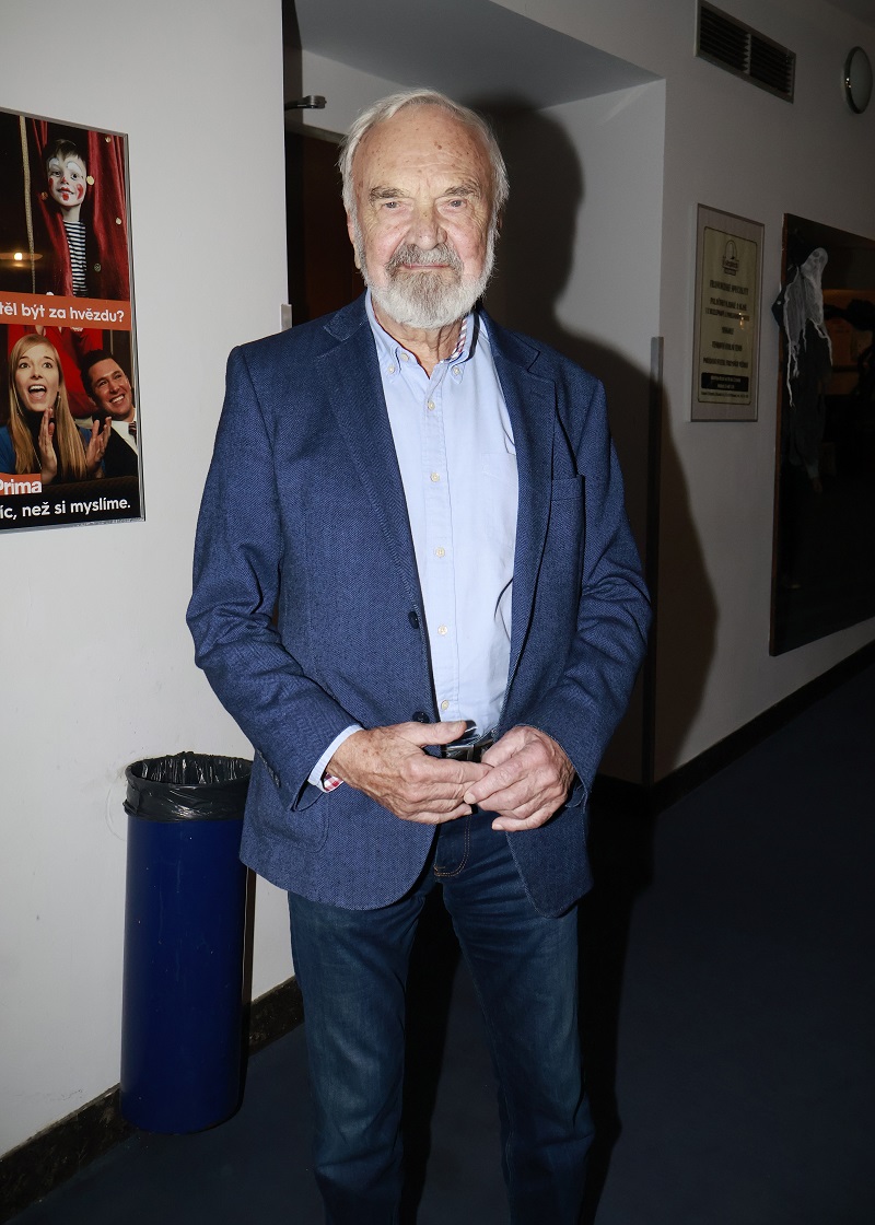 Téma školství prostupuje celou tvorbou Zdeňka Svěráka – ať už filmovou, nebo divadelní. Po vystudování českého jazyka a literatury nastoupil na venkovskou základní školu, kde strávil tři roky za katedrou. Odtud přešel na gymnázium v Žatci a poté zamířil do rozhlasu, kde se podílel na vzniku pořadu, v němž poprvé spatřila světlo světa postava legendárního Járy Cimrmana. V rozhlasovém prostředí navázal také spolupráci s hudebníkem Jaroslavem Uhlířem.