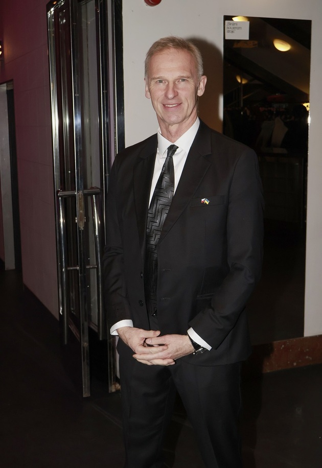 Málokdo by uhádl, že proslulý Dominátor stál před tabulí jako učitel. Přesto tomu tak bylo – na pedagogické fakultě vystudoval Dominik Hašek dějepis a v rámci odborné praxe vyučoval na střední škole v Pardubicích. Pedagogické dráze se však dále nevěnoval, protože ho zcela pohltil hokej a mezinárodní kariéra.