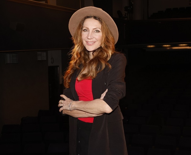 Po maturitě se Olga Lounová zapsala na pedagogickou fakultu v Liberci a následně rozšířila své vzdělání studiem na Konzervatoři Jaroslava Ježka. Přestože prošla pedagogickým vzděláváním, ve školství svou životní kariéru neviděla. Vždy ji přitahoval svět zábavy a showbyznysu, a tak se vydala cestou herectví, zpěvu a moderování.