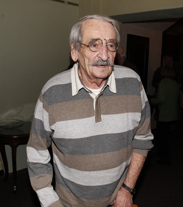 Po gymnazijní maturitě studoval Jaroslav Weigel na pedagogické fakultě obory historie a výtvarná výchova. Stát před třídou plnou žáků ho však příliš nelákalo, a tak se obrátil k ilustraci a grafické úpravě periodik. Začínal jako výtvarný redaktor dětských časopisů a postupem času se stal dlouholetou a neodmyslitelnou součástí Divadla Járy Cimrmana.