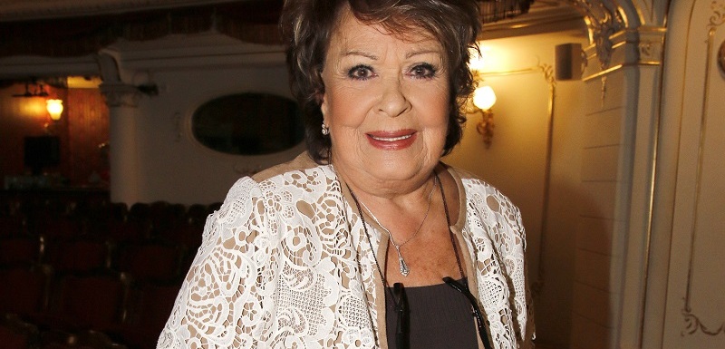 Po úspěšném zakončení studia na reálném gymnáziu strávila ikonická herečka Jiřina Bohdalová tři roky v roli učitelky na základní škole v Ostravě. Svým žákům předávala vědomosti hravou formou a zpestřovala výuku čtením pohádek – připomínala tak svého druhu moderního Komenského. Teprve na třetí pokus se jí otevřely dveře na DAMU, načež ostravskou třídu opustila a vrátila se zpět do Prahy, kde se narodila.