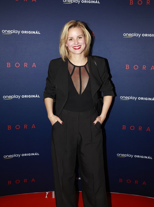 Máte-li rádi stejně jako Patricie Solaříková vůni šeříku, pak se vám herečka trefila do vkusu s vůní La Lilac. Přála si vytvořit vlastní interpretaci, která zachytí jeho jemnost a optimistickou lehkost. La Lilac voní jako šeříková zahrada v moderní podobě. Vedle šeříku ucítíte v tomto parfému jemný kosatec, stopu skořice a nechybí jasmín nebo lilie. Dřevitě-pižmový základ zaručí, že parfém vydrží celý den.