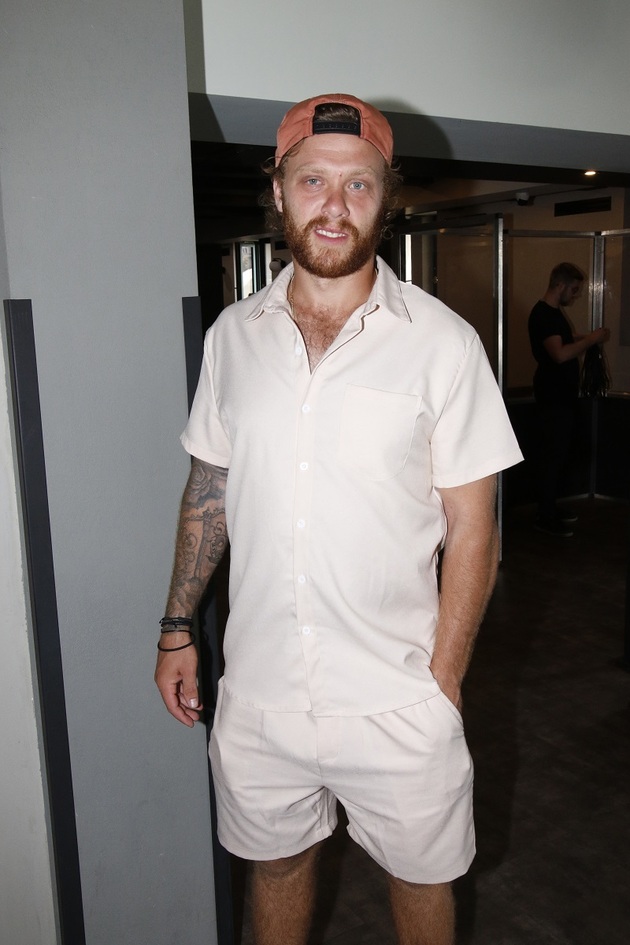 Hokejista David Pastrňák, jemuž nikdo neřekne jinak než Pasta, chtěl vytvořit vůni spojující svěží energii a hřejivou hloubku. A to se podařilo díky spojení citrusů, koření, dřeva a sladkých tónů. Parfém v úvodu zaujme svěžím mixem citronu, pomeranče, grapefruitu a ananasu, a jakmile se rozvoní, ucítíte také hřebíček, skořici pačuli, cedr a santal. Základ tvoří vanilka, karamel, ambra a jemné pižmo a celé dohromady je to neuvěřitelně zajímavá vůně.