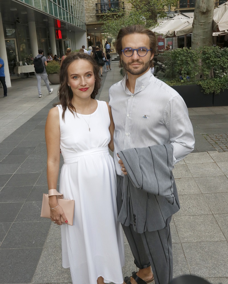 I Tereza Ramba se s manželem Matyášem pustili do vývoje vlastní vůně. Jejich společný parfém jako by odrážel realitu mezilidských i partnerských vztahů, jmenuje se sladkost, trpkosti a vytvořili ho společně s Martinem Švachem z Kintsugi Perfumes. Za bezmála čtyři tisíce tak můžete dostat vůni, v níž se mísí cypřiš, yuzu, bazalka a hořký pomeranč. Srdce parfému pak tvoří kořen z kosatce, sečuánský pepř a osmanthus a v základu je amyris, cedrové dřevo a vetiver.