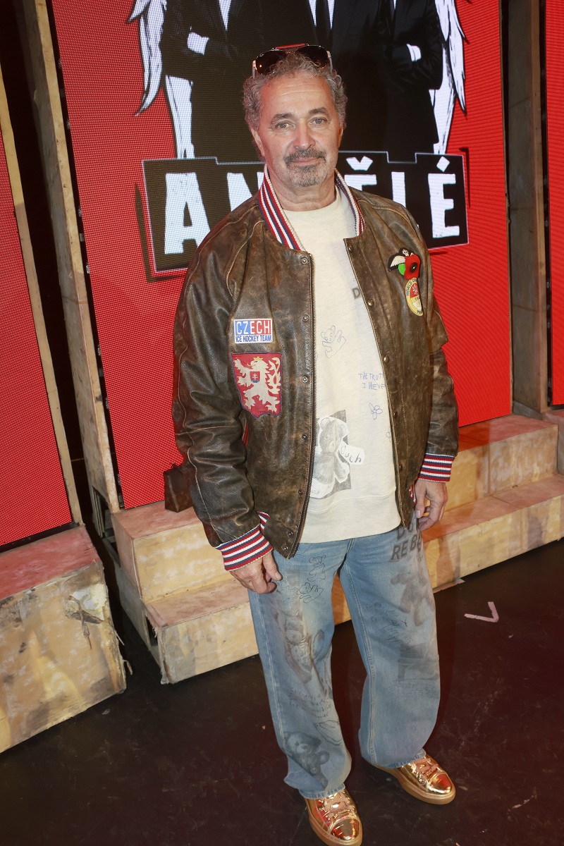 Parfém herce Martina Dejdara se jmenuje DayDee a fanouškům umožňuje poznat jeho osobnost skrze výjimečnou vůni. Je energický a svěží díky levanduli a eukalyptu, růže a jasmín spolu s dřevitými tóny zase odhalují hloubku a sofistikovanost, eleganci a charisma a tonkové boby, ambra a pižmo zanechávají silný a zapamatovatelný dojem.