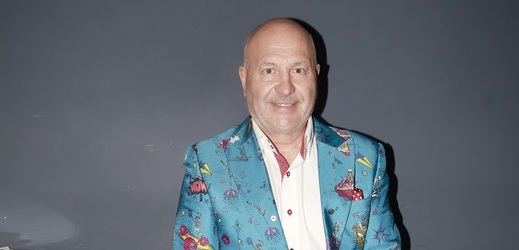 Chcete vonět jako známý hitmaker? Žádný problém! Michal David chtěl vytvořit vůni, která zachytí jeho energii, charisma a optimismus. Ve spolupráci s vnukem Sebastianem vznikl moderní, mužný a kořeněný parfém, v němž ucítíte bergamot, levanduli, skořici či kardamom. Navíc je parfém v elegantním černém fl akonu, který je zdobený notovou osnovou a zlatým houslovým klíčem a nápisem taktéž ve zlatě. Tahle limitovaná edice bude jistě vcukuletu vyprodaná.