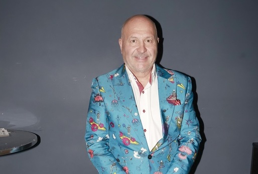 Chcete vonět jako známý hitmaker? Žádný problém! Michal David chtěl vytvořit vůni, která zachytí jeho energii, charisma a optimismus. Ve spolupráci s vnukem Sebastianem vznikl moderní, mužný a kořeněný parfém, v němž ucítíte bergamot, levanduli, skořici či kardamom. Navíc je parfém v elegantním černém fl akonu, který je zdobený notovou osnovou a zlatým houslovým klíčem a nápisem taktéž ve zlatě. Tahle limitovaná edice bude jistě vcukuletu vyprodaná.