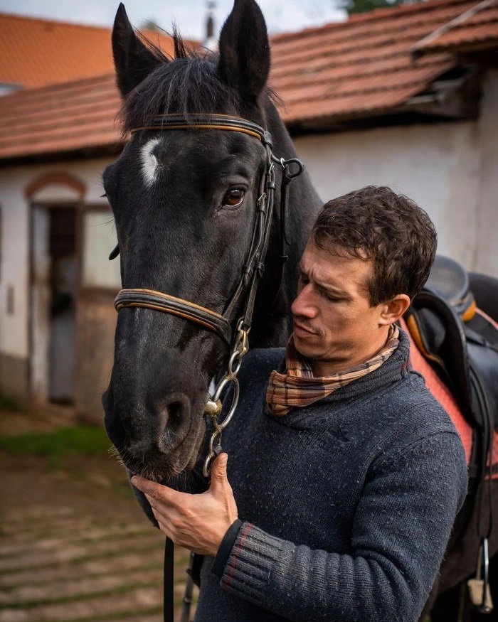 Herec Martin Kraus žije s rodinou na statku u orlické přehrady, kde se stará o desítky koní a 50 hektarů pastvin a luk. Původně měli na statku jen pár domácích zvířat jako kozy, býky, berana a Kraus už odmala pomáhal s malým kolečkem a lopatičkou. Ke koním vede i své děti. "Vlastně už jezdí všechny tři a jezdí poměrně velice slušně. Nevím úplně, jestli je to baví, ale my se jich neptáme," řekl se smíchem pro web Super.cz.
