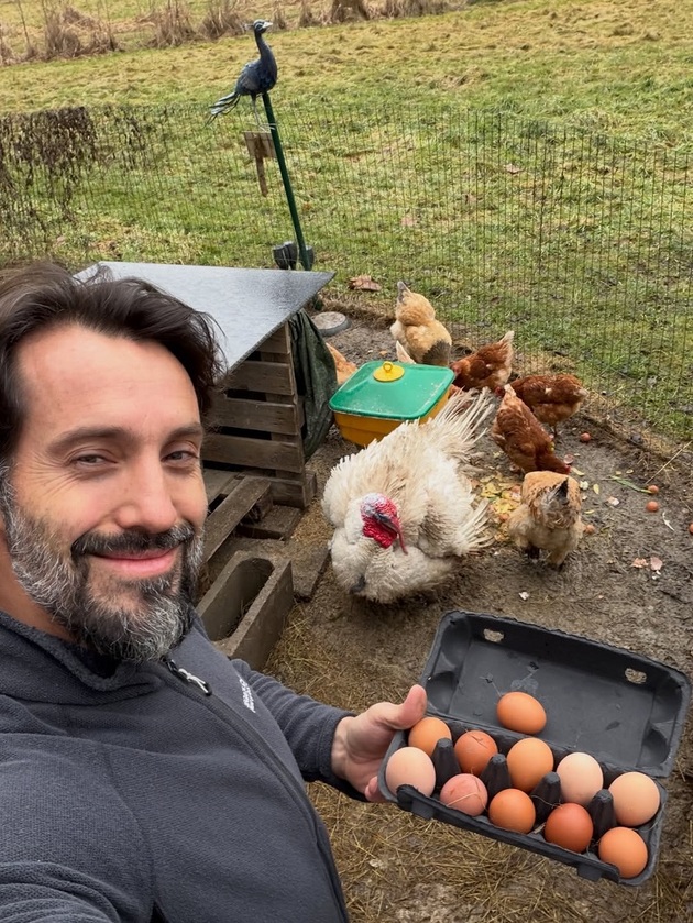 Drsný rocker Václav Noid Bárta je nejen milujícím otcem malých holčiček, ale i zahrádkářem a chovatelem. "Mám svoji slepičí farmu na vajíčka, ale i na maso, protože chci, aby holky jedly to nejkvalitnější, a tady vím, odkud pochází. A taky mi záleží na tom, jak je zvíře usmrceno," svěřil se pro iDNES.cz s tím, že ho za to lidé kritizují. Jako vyučený řezník ale ví, co dělá. "Drůbež se vezme za nohy, převrátí hlavou dolů, ta se jí nakrví, čímž jakoby usne a pak se jí přeřízne tepna. Během tří vteřin vykrvácí a vůbec netrpí. To je běžný standardní postup," popsal zpěvák, který chová například i husy.