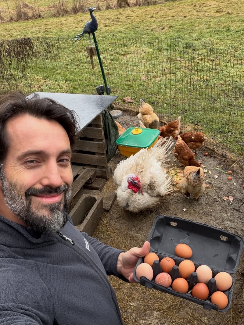 Drsný rocker Václav Noid Bárta je nejen milujícím otcem malých holčiček, ale i zahrádkářem a chovatelem. "Mám svoji slepičí farmu na vajíčka, ale i na maso, protože chci, aby holky jedly to nejkvalitnější, a tady vím, odkud pochází. A taky mi záleží na tom, jak je zvíře usmrceno," svěřil se pro iDNES.cz s tím, že ho za to lidé kritizují. Jako vyučený řezník ale ví, co dělá. "Drůbež se vezme za nohy, převrátí hlavou dolů, ta se jí nakrví, čímž jakoby usne a pak se jí přeřízne tepna. Během tří vteřin vykrvácí a vůbec netrpí. To je běžný standardní postup," popsal zpěvák, který chová například i husy.