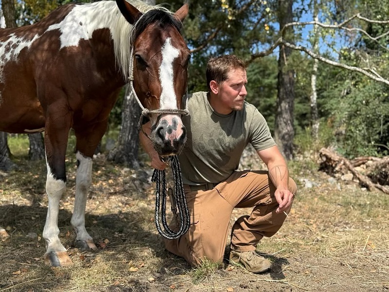 Světla reflektorů vyměnil za přírodu i bývalý idol Štěpán Benoni. Původně jezdili do masivního srubu na Šumavě jen na víkendy, ale nakonec u psů a koní zůstali napořád. Není se čemu divit, okolní příroda plná lesů je opravdu kouzelná a herec i jeho manželka jsou tam šťastní.