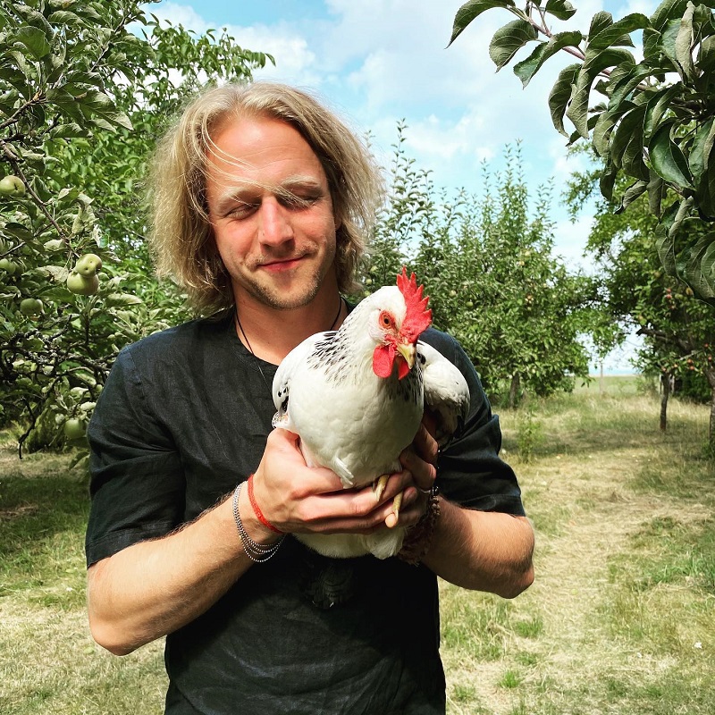 Zpěvák a herec Tomáš Klus je aktivním bojovníkem za práva zvířat a sám se snaží žít v souladu s přírodou. Na zahradě má slepice, což se líbí i jeho třem dětem. Bohužel příroda je někdy krutá, a tak před pár lety museli oplakat kuře, které jim sežrala kočka. Každý den se ale těší z čerstvých surovin. "Vždycky jsem si přál mít tohle samo dómo, kdy víte, co jíte, a kdy každou rajčatovou kuličku jíte nesamozřejmě a téměř s posvátnou úctou, protože ji znáte odmalička. Dycinky byly nejlepší věci na venkově, farmách, zahrádkách nebo balkonech, ale pro mě je tohle vstoupení do tradičních kolejí, doslova návrat ke kořenům, k zemi, přírodě, vědomému životu, tam, kde všechno souvisí se vším, velkým znovuzrozením," napsal k fotce s domácími vejci a zeleninou.