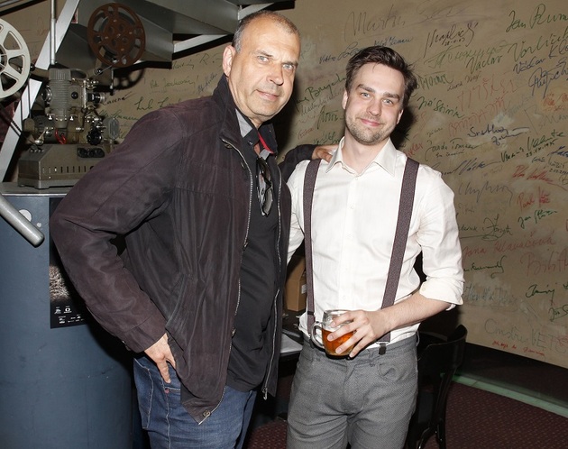 Jako vejce vejci jsou si opravdu podobní herci Petr a Ondřej Rychlí. Ondřej vypadá ve svých 33 letech úplně jako tatínek. Stejné oči, obočí i strniště. Jen Petr Rychlý už má výrazně méně vlasů než jeho mladší kopie.