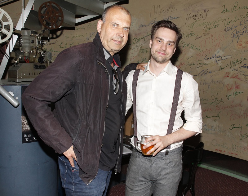 Jako vejce vejci jsou si opravdu podobní herci Petr a Ondřej Rychlí. Ondřej vypadá ve svých 33 letech úplně jako tatínek. Stejné oči, obočí i strniště. Jen Petr Rychlý už má výrazně méně vlasů než jeho mladší kopie.