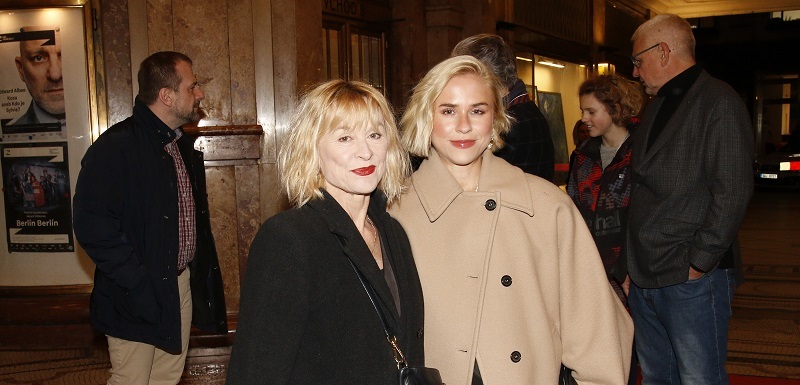 Zatímco Jakub Prachař zdědil podobu ze strany otce, v případě jeho mladší sestry měly Prachařovy geny dovolenou. Mariana je totiž celá máma Dana Batulková. Nedávno se dokonce oblékla stejně jako Marcelka Divičová alias Mamba ze seriálu Comeback, kterou ztvárnila Batulková, a podoba byla přímo dechberoucí.