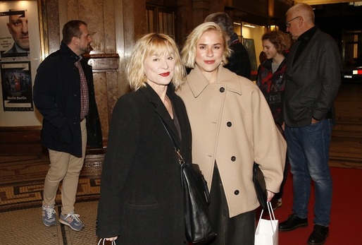 Zatímco Jakub Prachař zdědil podobu ze strany otce, v případě jeho mladší sestry měly Prachařovy geny dovolenou. Mariana je totiž celá máma Dana Batulková. Nedávno se dokonce oblékla stejně jako Marcelka Divičová alias Mamba ze seriálu Comeback, kterou ztvárnila Batulková, a podoba byla přímo dechberoucí.