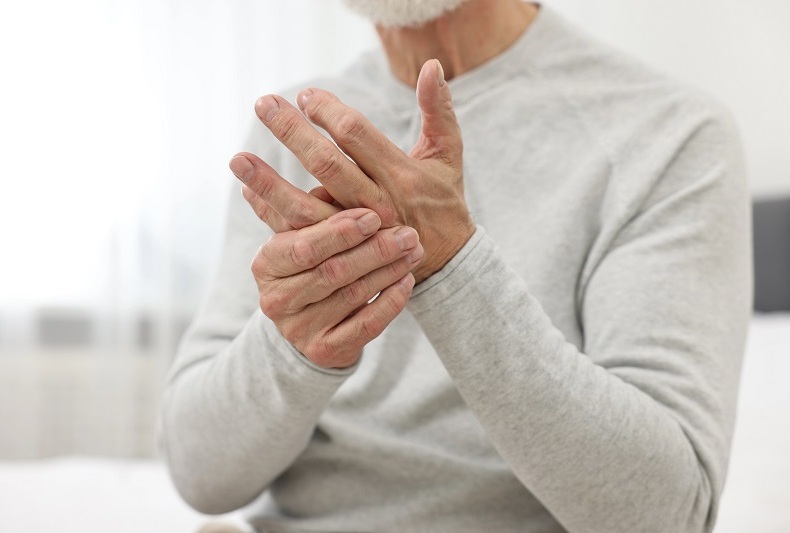 Syndrom karpálního tunelu vzniká utlačením středního nervu procházejícího úzkým kanálkem v zápěstí.