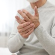 Syndrom karpálního tunelu vzniká utlačením středního nervu procházejícího úzkým kanálkem v zápěstí.