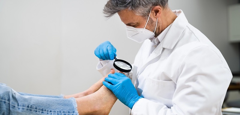 Správná péče o nehty, vhodná obuv a včasná návštěva specialisty mohou pomoci zajistit, že nohy zůstanou zdravé i ve vyšším věku.