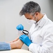 Správná péče o nehty, vhodná obuv a včasná návštěva specialisty mohou pomoci zajistit, že nohy zůstanou zdravé i ve vyšším věku.