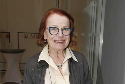 Národem milovaná herečka Iva Janžurová si 19. května připije k 85. narozeninám se svou početnou rodinou, s níž žije pod jednou střechou. Dcery Theodora a Sabina Remundovy s rodinami zůstaly v domě s maminkou. Přestože mají mezi sebou velmi dobré vztahy, netají, že je občas potřeba pořádná dávka tolerance. Ta také nechybí legendární herečce, která se chová velmi něžně i k partnerům svých dcer. "Protože si říkám, že jakmile bych se jim nezalíbila nebo něčím je rušila, budou říkat těm mým dcerám: ‚Nastěhujeme se někam jinam, já už tady v tom baráku nebudu.' Takže já jsem taky vysoce tolerantní," sdělila Janžurová a doplnila, že velkorysost je u nich vzájemná. Iva Janžurová i v tomto požehnaném věku jede na plný plyn, ačkoliv ji trápí šílené bolesti kolen. Stále pracuje, protože se bojí okamžiku, kdy by ji už nikdo nepotřeboval. SEDMIČKA přeje Ivě Janžurové všechno nejlepší a hlavně pevné zdraví!