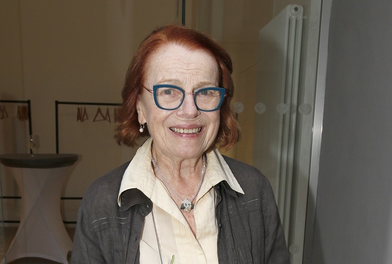 Národem milovaná herečka Iva Janžurová si 19. května připije k 85. narozeninám se svou početnou rodinou, s níž žije pod jednou střechou. Dcery Theodora a Sabina Remundovy s rodinami zůstaly v domě s maminkou. Přestože mají mezi sebou velmi dobré vztahy, netají, že je občas potřeba pořádná dávka tolerance. Ta také nechybí legendární herečce, která se chová velmi něžně i k partnerům svých dcer. "Protože si říkám, že jakmile bych se jim nezalíbila nebo něčím je rušila, budou říkat těm mým dcerám: ‚Nastěhujeme se někam jinam, já už tady v tom baráku nebudu.' Takže já jsem taky vysoce tolerantní," sdělila Janžurová a doplnila, že velkorysost je u nich vzájemná. Iva Janžurová i v tomto požehnaném věku jede na plný plyn, ačkoliv ji trápí šílené bolesti kolen. Stále pracuje, protože se bojí okamžiku, kdy by ji už nikdo nepotřeboval. SEDMIČKA přeje Ivě Janžurové všechno nejlepší a hlavně pevné zdraví!