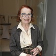 Národem milovaná herečka Iva Janžurová si 19. května připije k 85. narozeninám se svou početnou rodinou, s níž žije pod jednou střechou. Dcery Theodora a Sabina Remundovy s rodinami zůstaly v domě s maminkou. Přestože mají mezi sebou velmi dobré vztahy, netají, že je občas potřeba pořádná dávka tolerance. Ta také nechybí legendární herečce, která se chová velmi něžně i k partnerům svých dcer. "Protože si říkám, že jakmile bych se jim nezalíbila nebo něčím je rušila, budou říkat těm mým dcerám: ‚Nastěhujeme se někam jinam, já už tady v tom baráku nebudu.' Takže já jsem taky vysoce tolerantní," sdělila Janžurová a doplnila, že velkorysost je u nich vzájemná. Iva Janžurová i v tomto požehnaném věku jede na plný plyn, ačkoliv ji trápí šílené bolesti kolen. Stále pracuje, protože se bojí okamžiku, kdy by ji už nikdo nepotřeboval. SEDMIČKA přeje Ivě Janžurové všechno nejlepší a hlavně pevné zdraví!