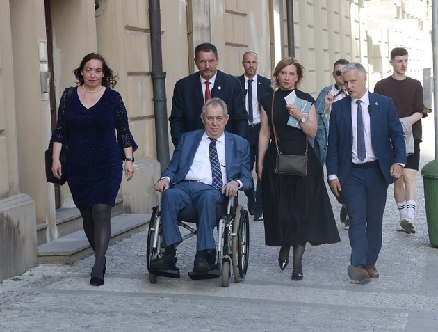 Miloš Zeman s doprovodem.