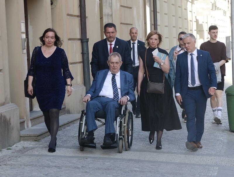 Miloš Zeman s doprovodem.