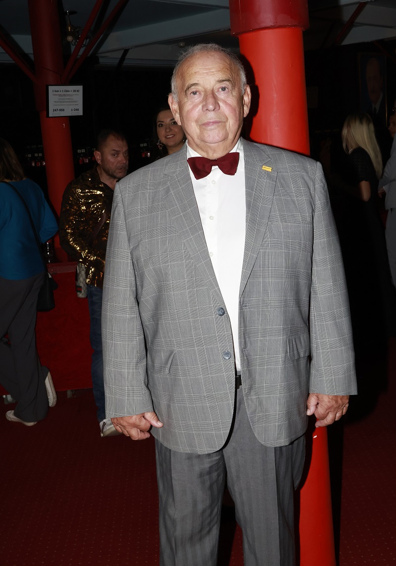 Osmdesátníkem se stane 21. května herec Ivan Vyskočil. Patří k těm, jejichž osobní život přitahoval pozornost stejně jako jejich filmové a seriálové role. Za sebou má čtyři manželství, ale také bouřlivé rozchody. Jeho první manželství skončilo dřív, než pořádně začalo. Rozvod přišel po měsíci a Vyskočil to vyhodnotil jako mladickou nerozvážnost. Podruhé už šel do chomoutu poučen z předchozího nezdaru, s půvabnou manekýnkou Růženou vydržel dvanáct let a měl s ní dva syny Jakuba a Jana. Jeho třetí velkou láskou byla herečka Ivana Andrlová. Dlouho bylo jejich manželství považované za idylické, vychovávali spolu dceru Michaelu, jenomže před třiceti lety přišel šok, když Andrlová požádala o rozvod. "S Andrlovou jsem byl 15 let. Ona se mnou ale jenom 13, protože už mezitím měla novou lásku," řekl kdysi herec, jenž údajně načapal svou manželku v náruči jiného muže. Jejich rozvod je považovaný za nejdrsnější, jaký český showbyznys pamatuje, a nesl s sebou tahanice o majetek i mediální přestřelky. Čtvrtou a nejvýraznější ženou po boku Ivana Vyskočila byla mladší exotická tanečnice Anife Ismet Hassan. "Který chlap se může pochlubit tím, že mezi padesátkou a šedesátkou prožil několik let s tak krásnou ženou?" uvažoval ve VIP Prostřenu Vyskočil, jehož život místy připomínal brazilskou telenovelu.