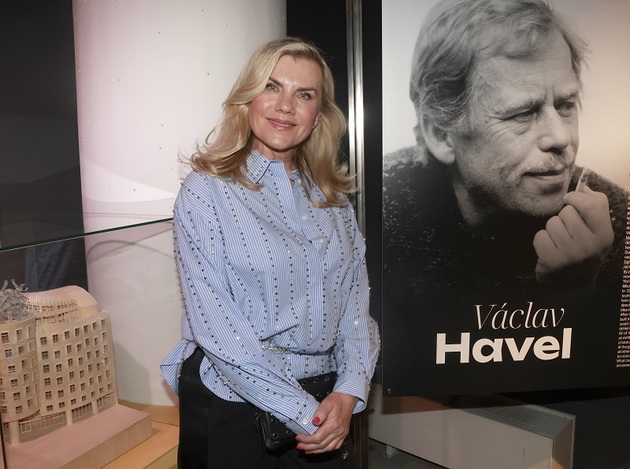 Jen málokdo by hádal, že stálici české hudební scény Leoně Machálkové bude 24. května 59 let. Rok před šedesátkou vypadá báječně, a ačkoli se po rozchodu s jejím životním partnerem Bořkem Šípkem vedle ní neobjevil žádný nový muž, rozhodně nezahořkla. "Stále zůstávám otevřená novým vztahům. Ráda bych ještě rozsvítila svůj život o nějakou novou bytost," svěřila se Machálková, jíž snad přijede k narozeninám poblahopřát syn Artur Šípek, který studuje v italském Miláně interiérový design. A vypadá to, že se hned tak do rodného Česka nevrátí. Podle posledních informací se v zemi vína a oliv zamiloval do spolužačky a ve hře byla také varianta, že by se tam usadil natrvalo. Pro Leonu Machálkovou však není Itálie nepřekonatelnou vzdáleností a důležité pro ni je, aby byl její syn šťastný.