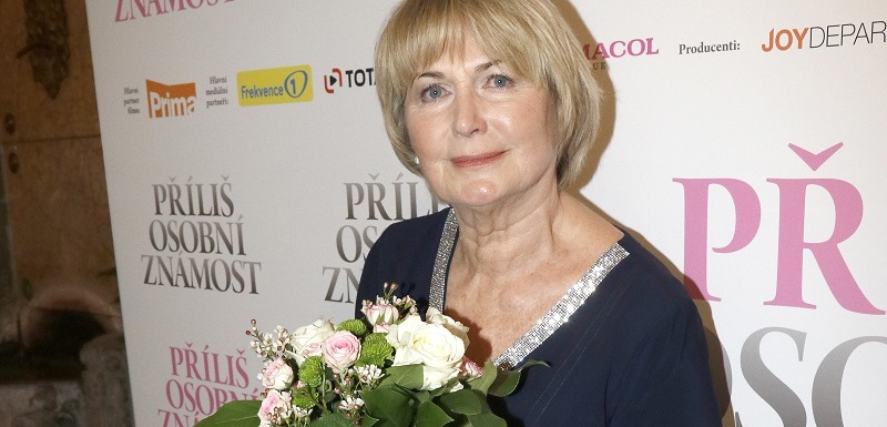 Rodačka ze Vsetína Eliška Balzerová slaví 25. května 77. narozeniny. Hvězdě filmů S tebou mě baví svět, Ženy v pokušení nebo seriálu Nemocnice na kraji města jistě poblahopřeje její rodina – dcera Adéla, syn Jan a také její manžel Jan Balzer, kterého si vzala před více než 50 lety. Přitom kdysi vtipkovala o rozvodu. Kolegyně Helena Růžičková jí totiž vyvěštila velkou životní změnu ve zralejším věku: "Já tady vidím, ale v takovém pozdějším věku, takové jako rozdělení, něco zásadního, že to rozdělí tvůj život." – "Třeba se rozvedu," řekla tehdy Balzerová, jíž sice manželství vydrželo dodneška, ale zato se musela vyrovnat s odchodem z milovaného Divadla Na Fidlovačce, na jehož vzniku se podílela a které také vedla. Přestože odchod z ředitelské židle Fidlovačky pro ni nebyl snadný, ustála ho a odešla se vztyčenou hlavou. "Já jsem takový valašský tvrďák, takže jsem zamáčkla slzu. Ale samozřejmě že vás to bolelo, protože třeba ta Fidlovačka byla moje dítě a najednou jsem vyklidila svůj stolek do jedné krabice a šla. A ještě paní vrátná, což už byla vrátná nového vedení, říkala: 'Ukažte mi, co to nesete v té krabici.' A já jsem řekla: 'Paní vrátná, já jsem do toho divadla více donesla, než teď nesu,'" zavzpomínala na hořký konec herečka, jež má stále mnoho pracovních nabídek a ani přibývající věk ji nezastaví.