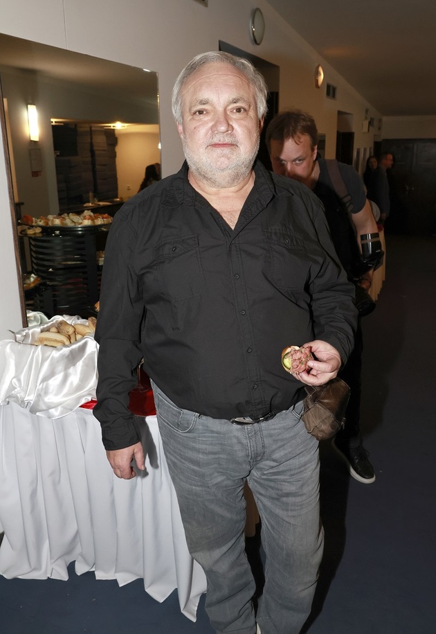 Představitel mazaného Lumíra Nykla ze seriálu Ulice je ukázkovým příkladem, jak může člověk snadno zhubnout a ještě rychleji nabrat kila zpět. Svůj boj s váhou Václav Svoboda odstartoval v roce 2009. Štvalo ho, že kostymérky Ulice musejí Lumírovi přešívat kostýmy. Do schodů prý funěl a bolely ho klouby. A tak s producentem Michalem Reitlerem uzavřel sázku, že s kily navíc zatočí. Pokud by do tří měsíců neshodil dvanáct kilogramů, musel by se přebarvit na blond. I když to prý byla opravdová řehole, nakonec se mu podařilo zhubnout rovnou šestnáct kilogramů. Pracně vypocená kila ale brzy nabral zpět. A tak po čase zahájil další hubnoucí etapu.